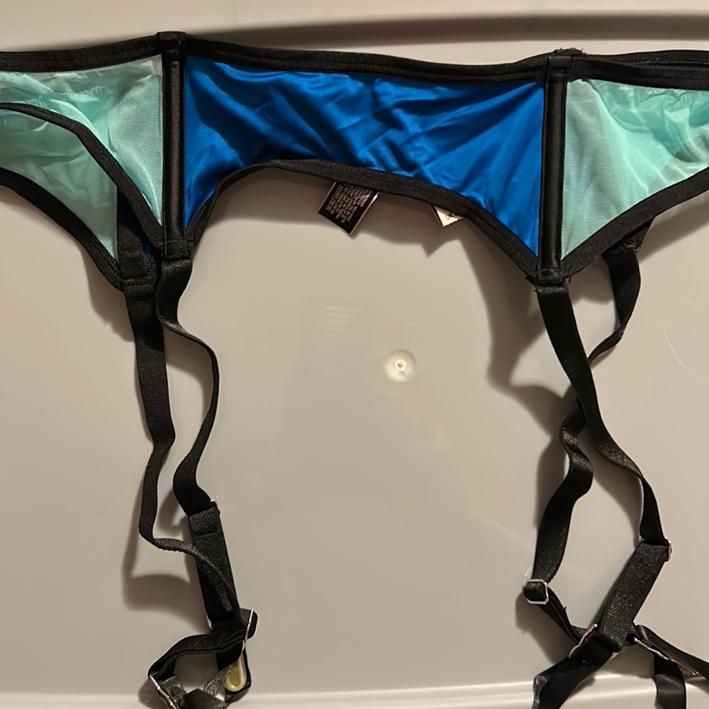 Victoria secret garter belt size medium/large